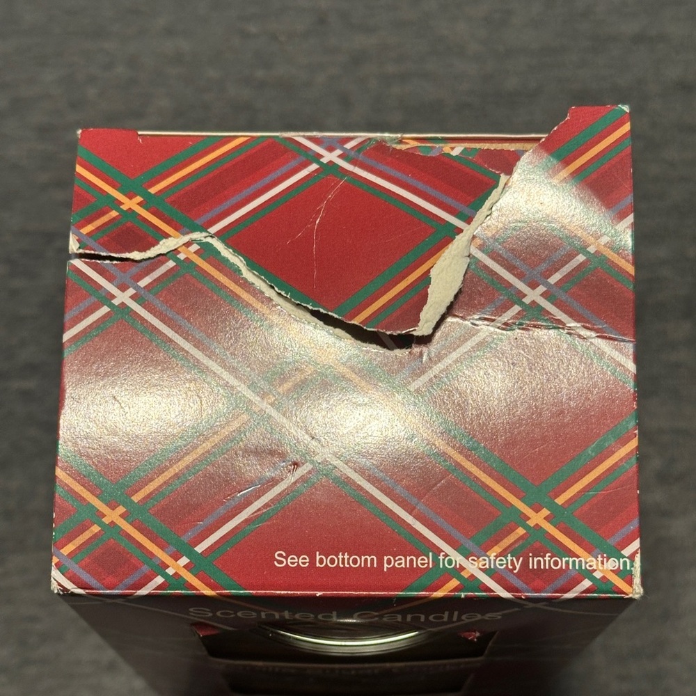 Festive Scented Candle Set-White Vanilla, Red Apple/Cinnamon, Green Xmas Scents - Picture 2 of 6